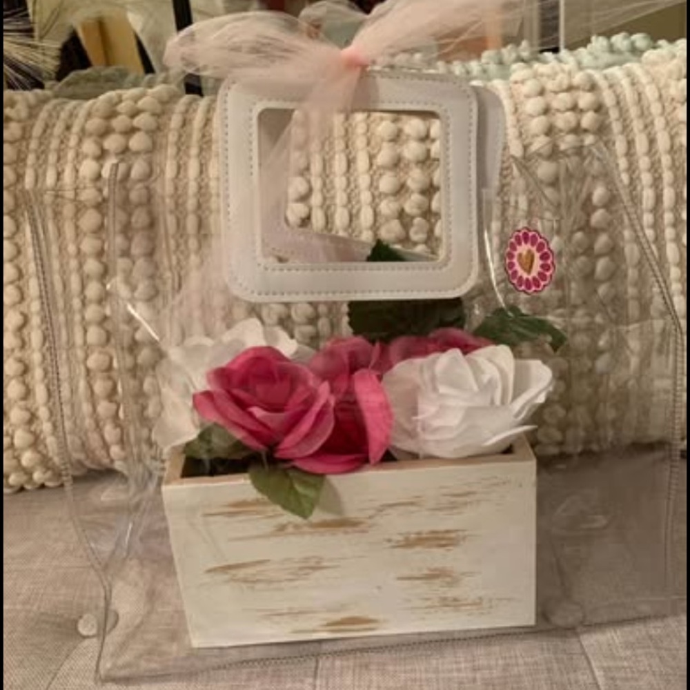 ☀️SUMMER CLEARANCE ITEM☀️ 
Artificial Floral Arrangement in clear tote